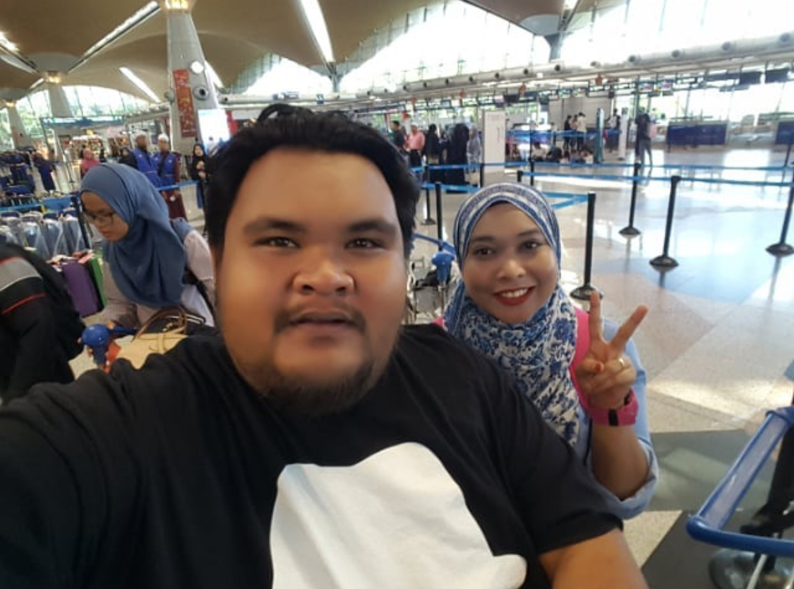 Instagram @abam_bocik Berbuka di luar kerana isteri bekerja.